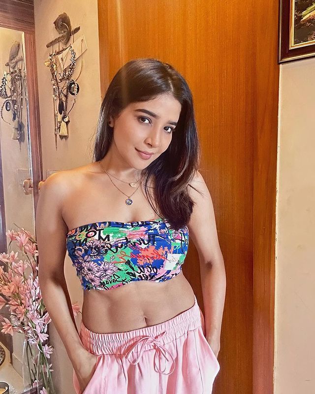 Staggering Poses Of Sakshi Agarwal